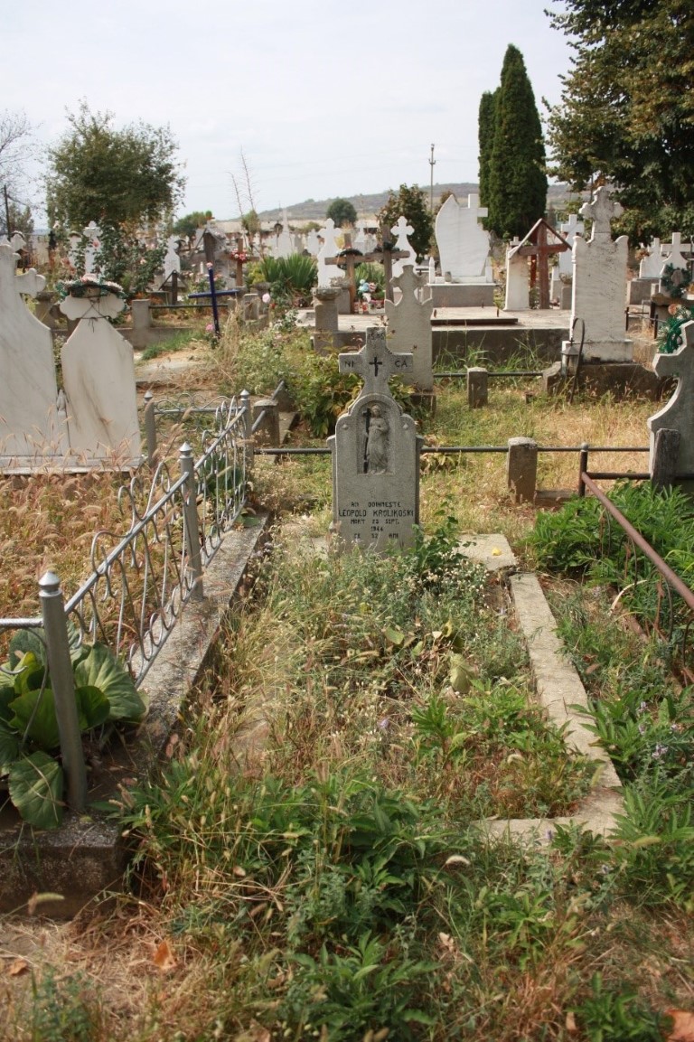 Leopold Królikowski, Groby polskich uchodźców z okresu II wojny światowej na lokalnym cmentarzu.