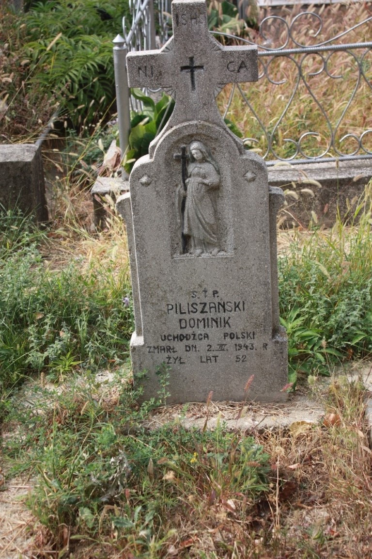 Dominik Piliszański, Groby polskich uchodźców z okresu II wojny światowej na lokalnym cmentarzu.