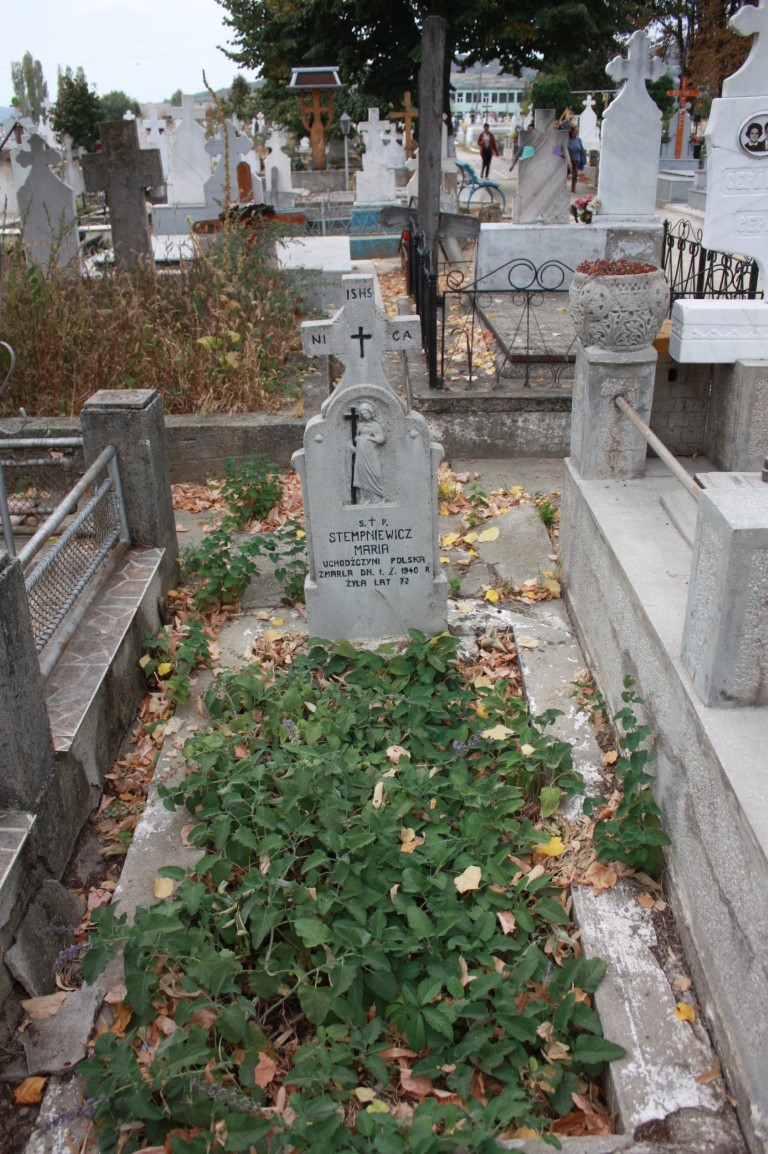 Maria Stępniewicz, Groby polskich uchodźców z okresu II wojny światowej na lokalnym cmentarzu.