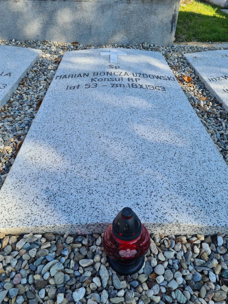 Marian Bończa-Uzdowski, Groby internowanych w 1939 polskich wojskowych i uchodźców cywilnych na cmentarzu katolickim