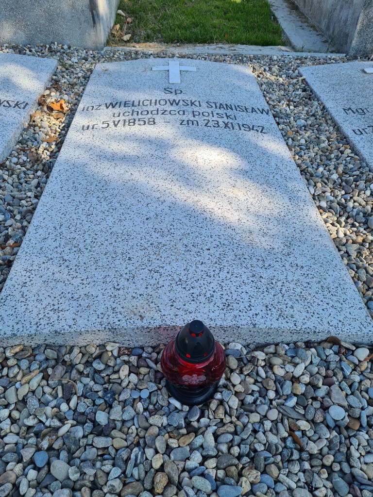 Stanisław Wielichowski, Groby internowanych w 1939 polskich wojskowych i uchodźców cywilnych na cmentarzu katolickim