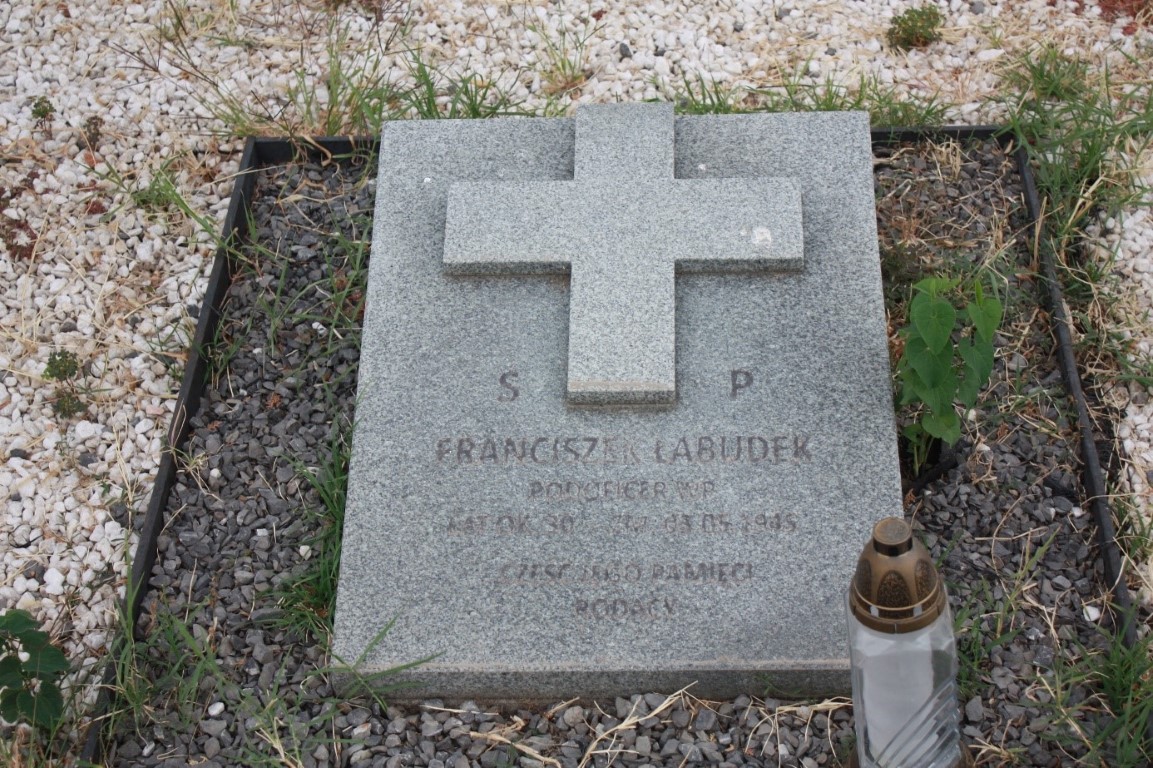 Franciszek Łabudek, Kwatera grobów polskich uchodźców z 1939 r. na miejscowym cmentarzu katolickim