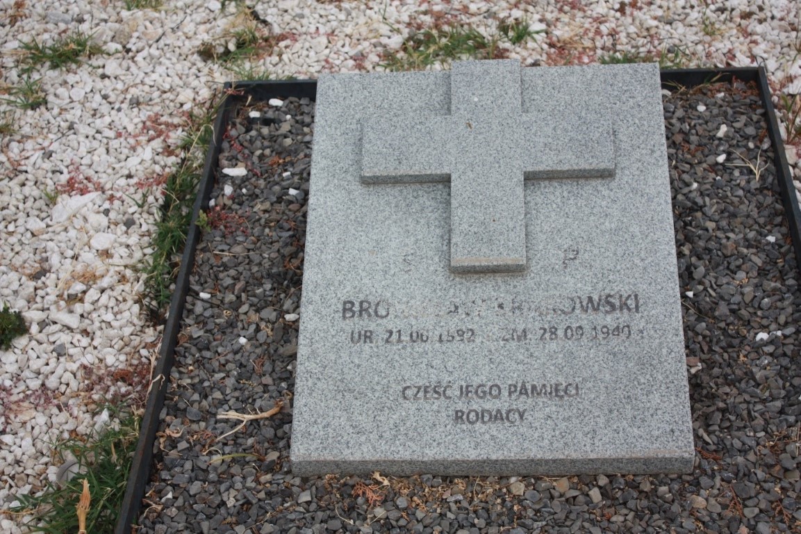 Bronisław Krakowski, Kwatera grobów polskich uchodźców z 1939 r. na miejscowym cmentarzu katolickim