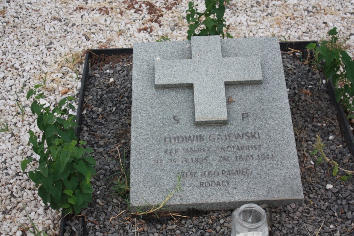 Ludwik Gajewski, Kwatera grobów polskich uchodźców z 1939 r. na miejscowym cmentarzu katolickim