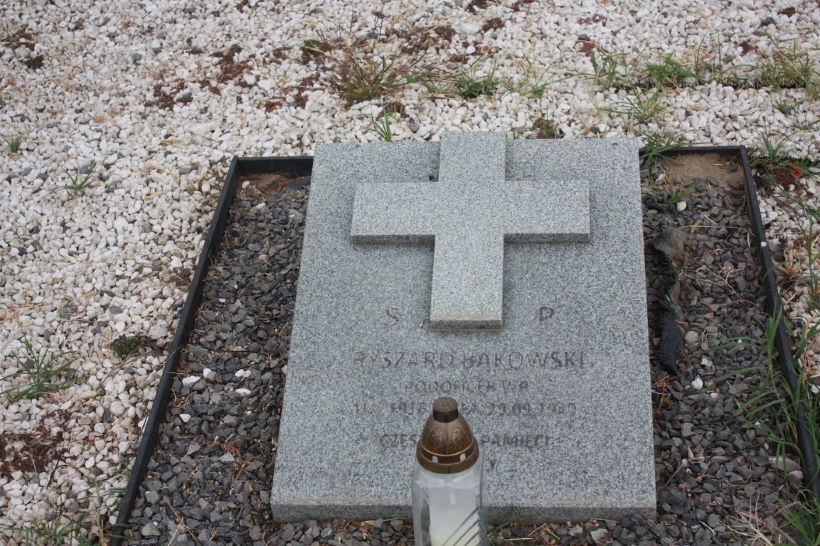 Ryszard Bąkowski, Kwatera grobów polskich uchodźców z 1939 r. na miejscowym cmentarzu katolickim