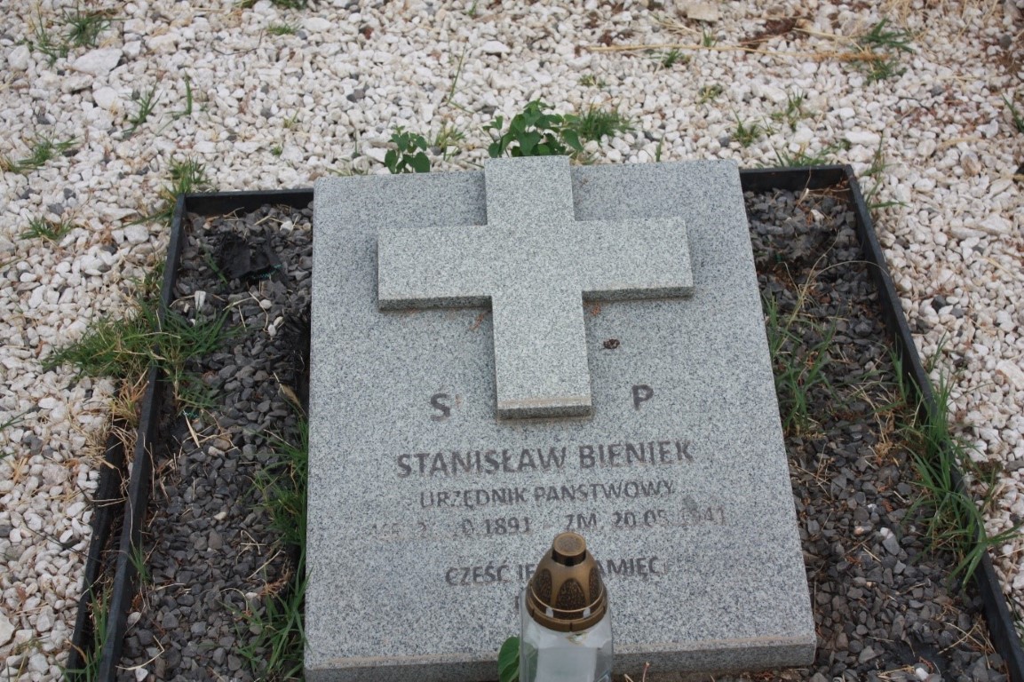 Stanisław Bieniek, Kwatera grobów polskich uchodźców z 1939 r. na miejscowym cmentarzu katolickim
