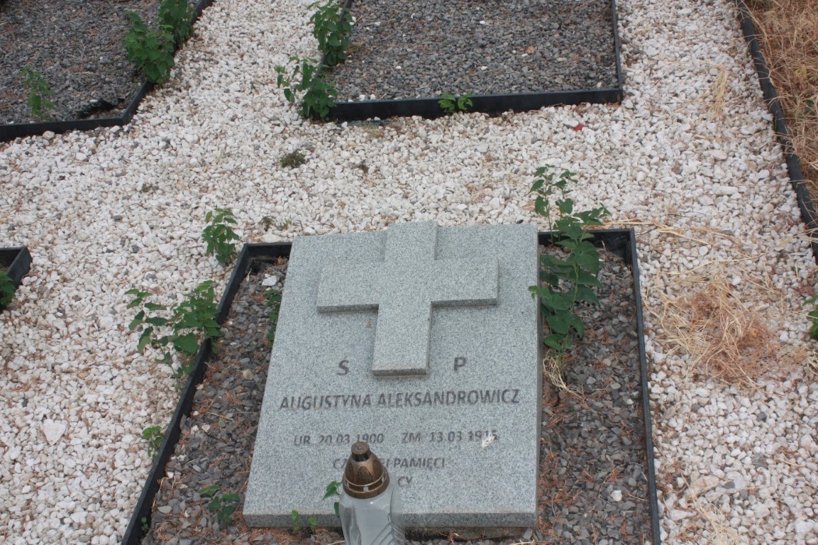 Augustyna Aleksandrowicz, Kwatera grobów polskich uchodźców z 1939 r. na miejscowym cmentarzu katolickim