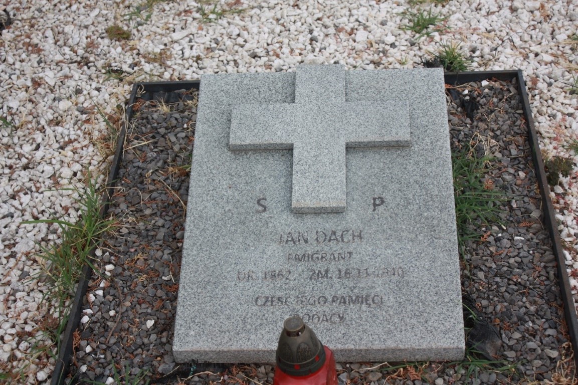 Jan Dach, Kwatera grobów polskich uchodźców z 1939 r. na miejscowym cmentarzu katolickim