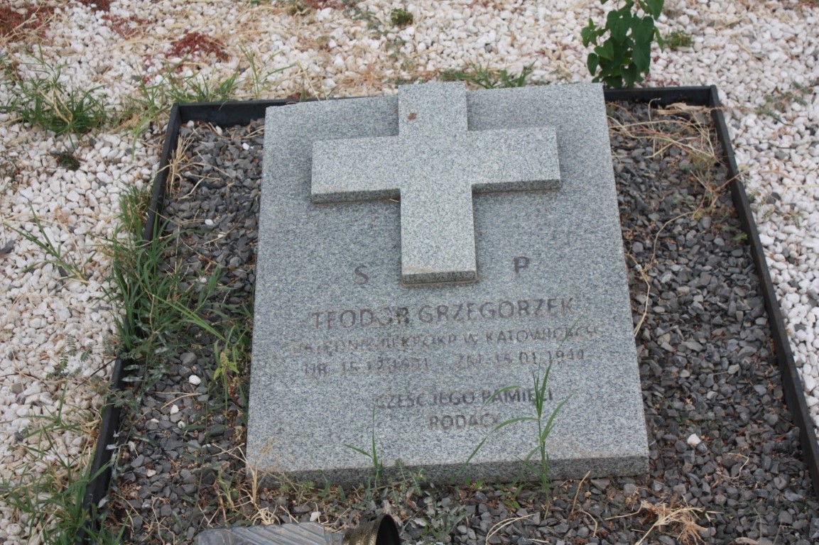 Teodor Grzegorzek, Kwatera grobów polskich uchodźców z 1939 r. na miejscowym cmentarzu katolickim