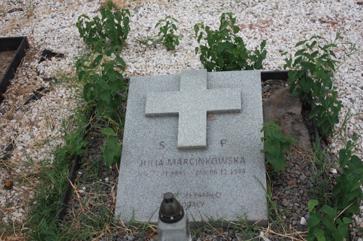 Julia Marcinowska, Kwatera grobów polskich uchodźców z 1939 r. na miejscowym cmentarzu katolickim