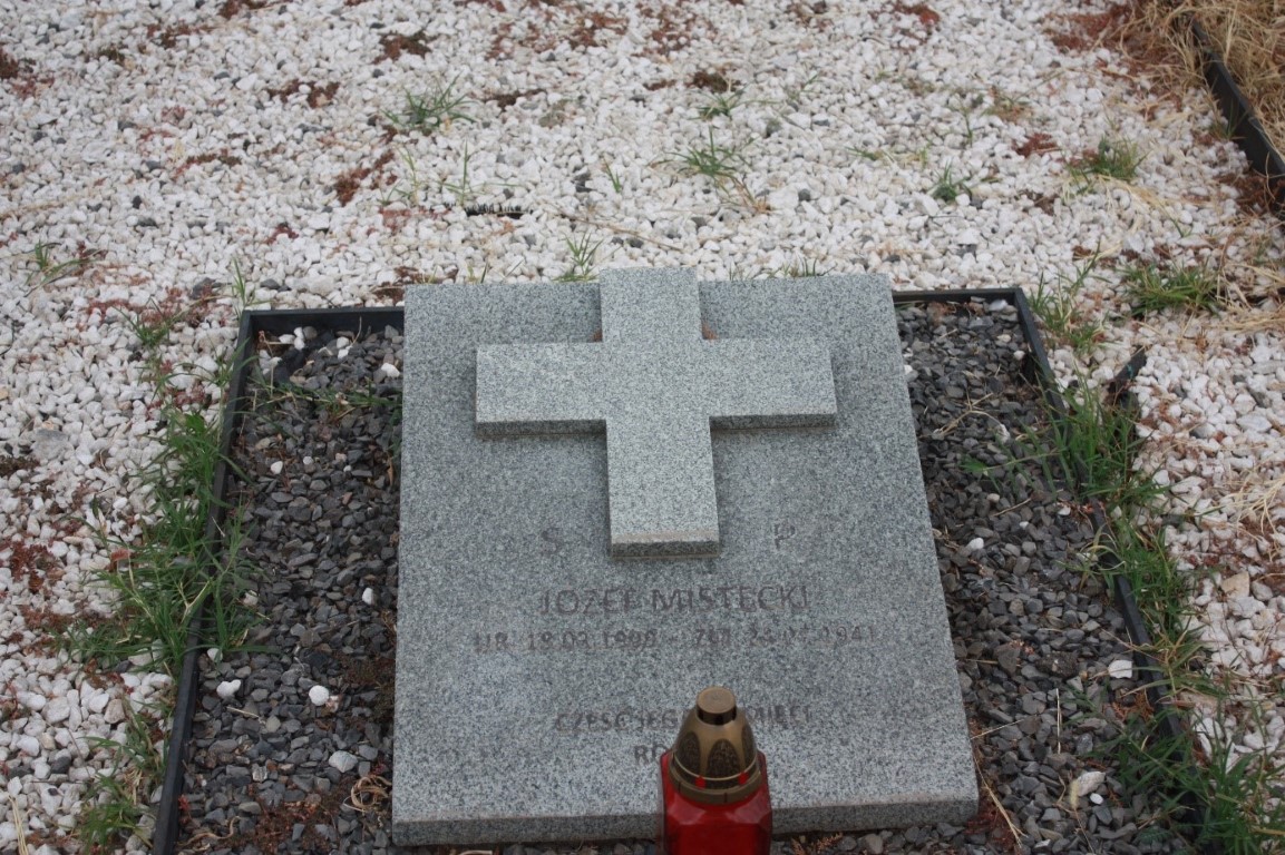 Józef Mistecki, Kwatera grobów polskich uchodźców z 1939 r. na miejscowym cmentarzu katolickim