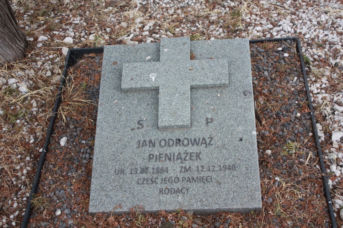 Jan Odrowąż Pieniążek, Kwatera grobów polskich uchodźców z 1939 r. na miejscowym cmentarzu katolickim