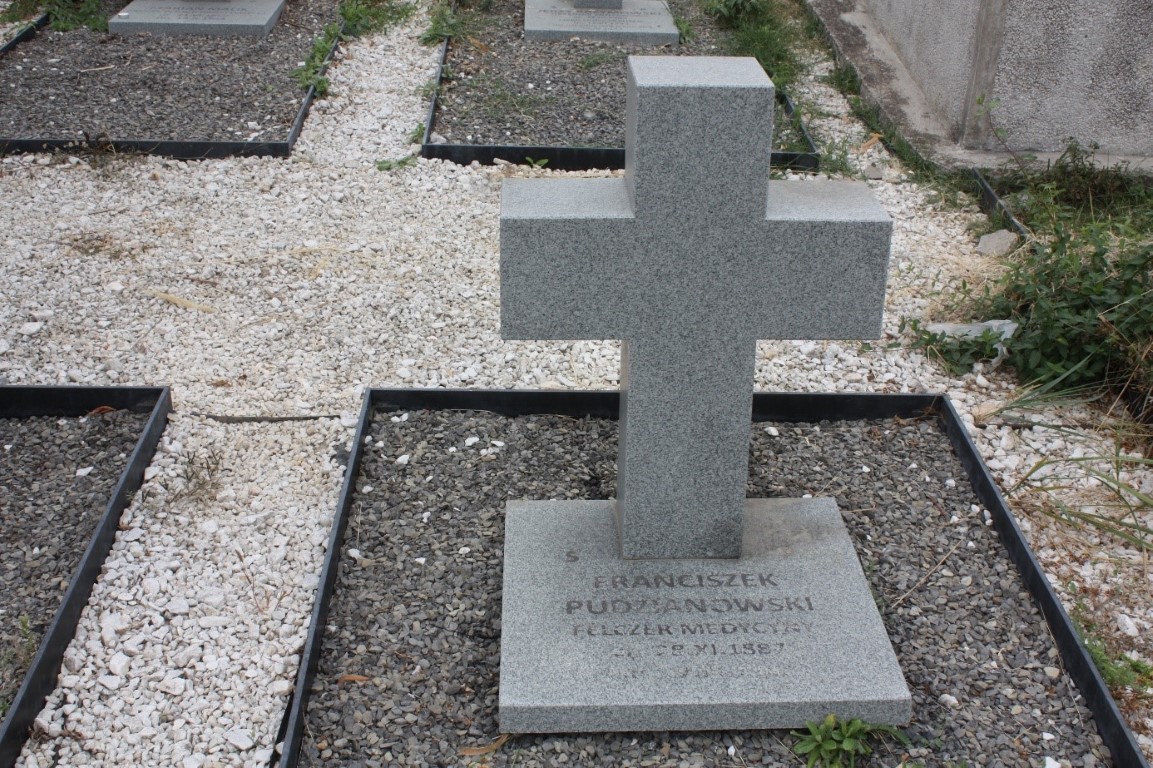 Franciszek Antoni Pudzianowski, Groby żołnierzy polskich i uchodźców cywilnych z 1939 r. na lokalnym cmentarzu