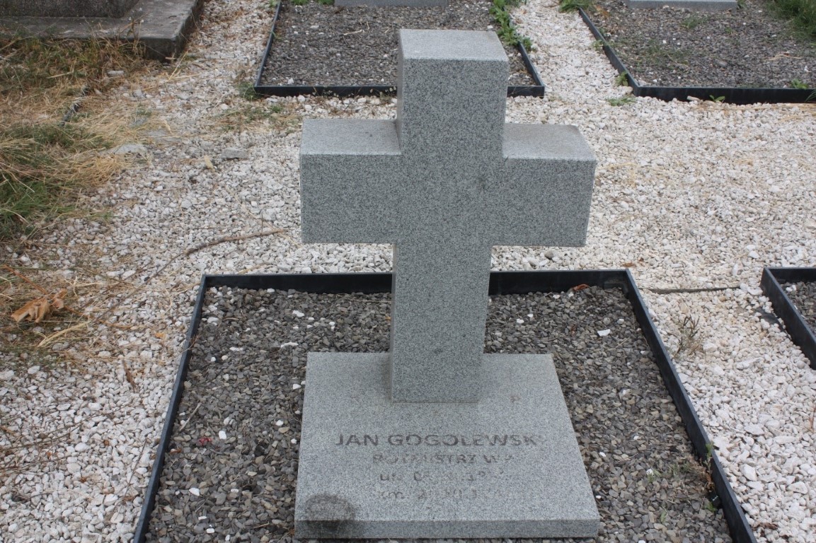 Jan Robert Gogolewski, Groby żołnierzy polskich i uchodźców cywilnych z 1939 r. na lokalnym cmentarzu