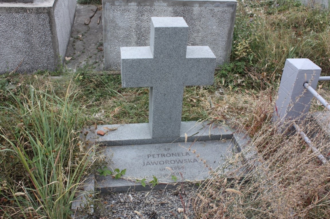 Petronela Jaworowska, Groby żołnierzy polskich i uchodźców cywilnych z 1939 r. na lokalnym cmentarzu