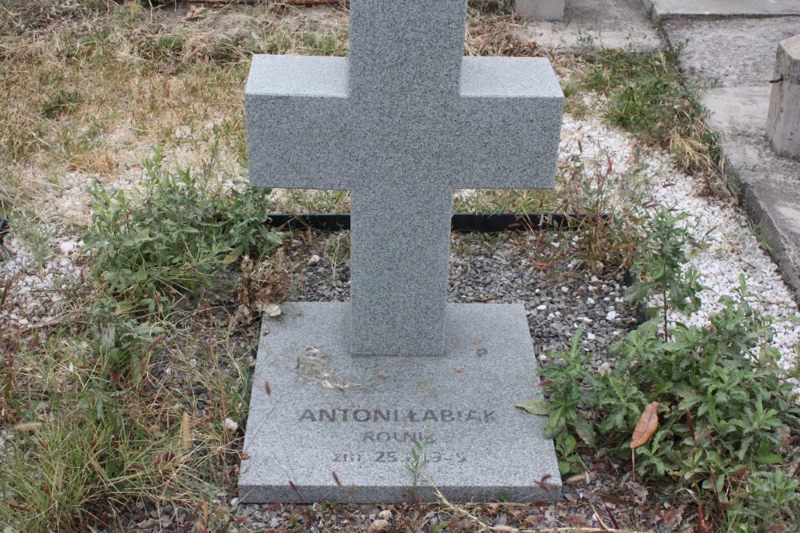 Antoni Łabiak, Groby żołnierzy polskich i uchodźców cywilnych z 1939 r. na lokalnym cmentarzu