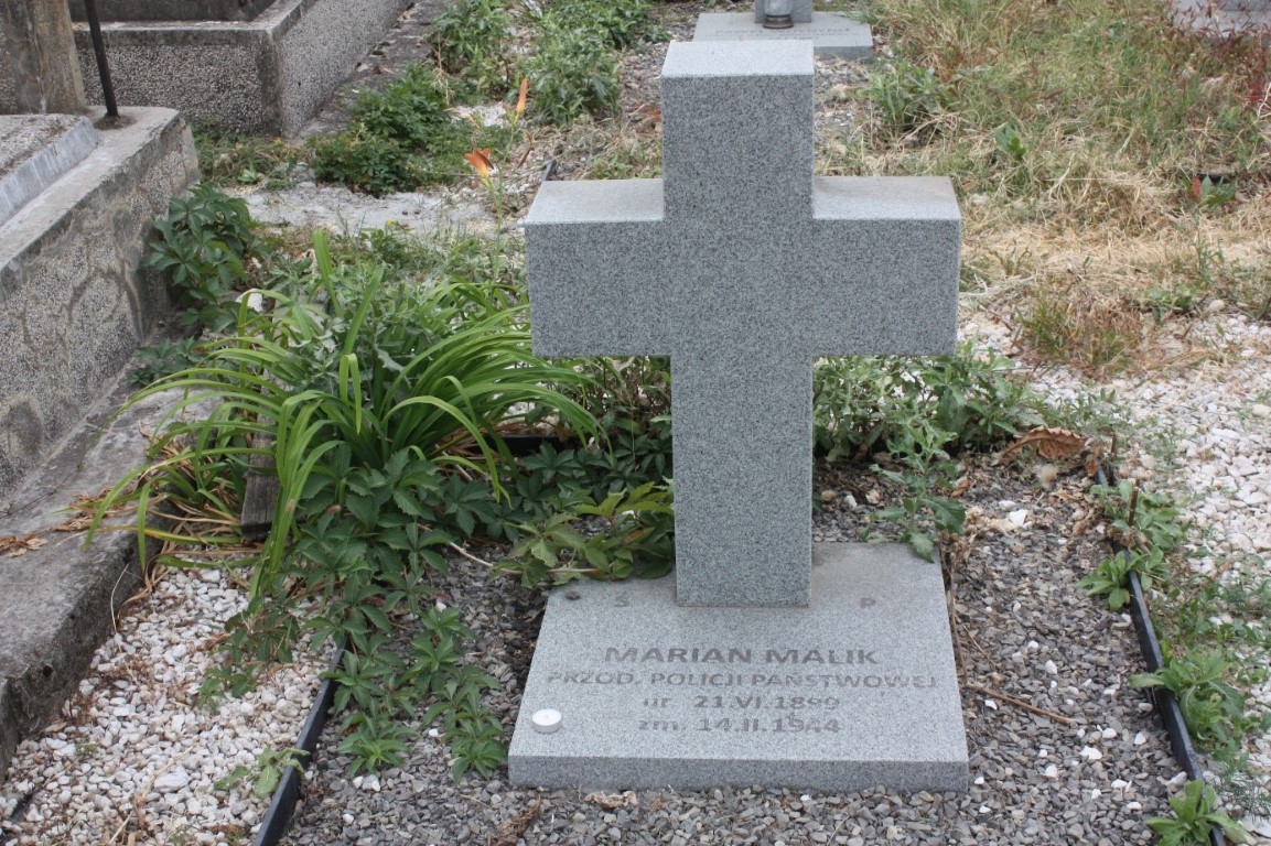 Marian Malik, Groby żołnierzy polskich i uchodźców cywilnych z 1939 r. na lokalnym cmentarzu