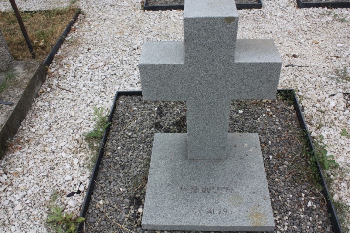 Jan Wuzik, Groby żołnierzy polskich i uchodźców cywilnych z 1939 r. na lokalnym cmentarzu