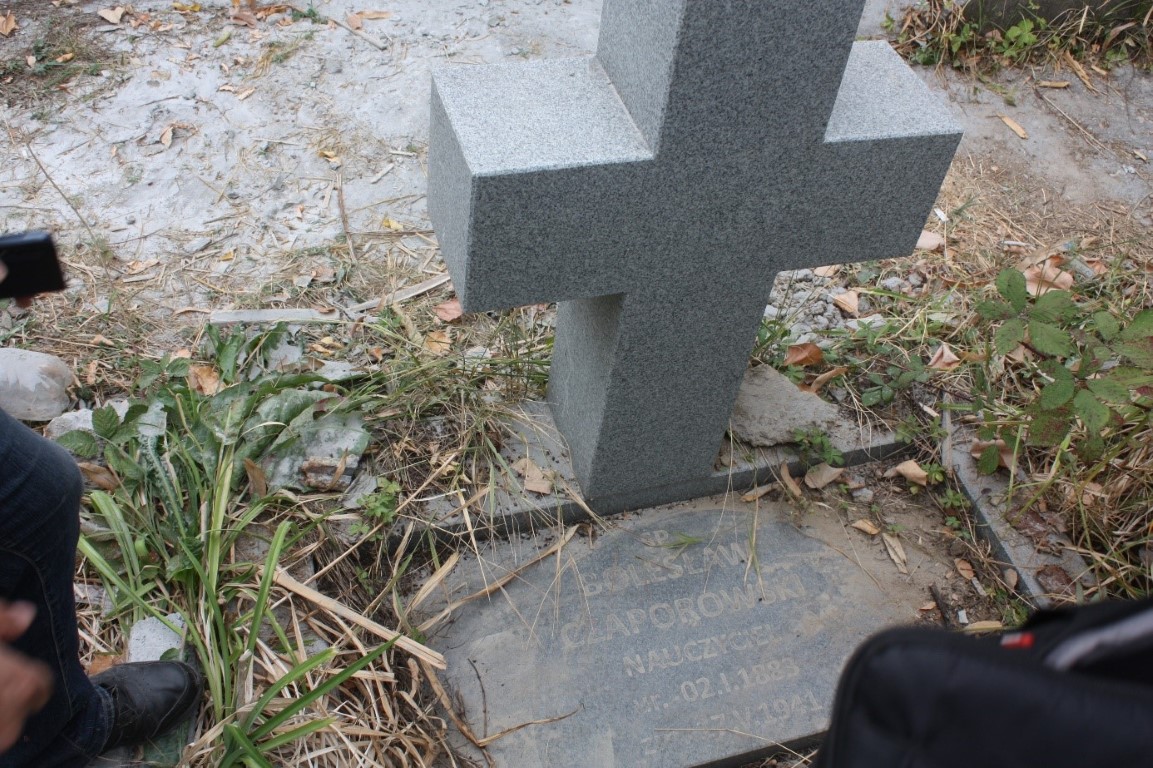 Bolesław Czaporowski, Groby żołnierzy polskich i uchodźców cywilnych z 1939 r. na lokalnym cmentarzu
