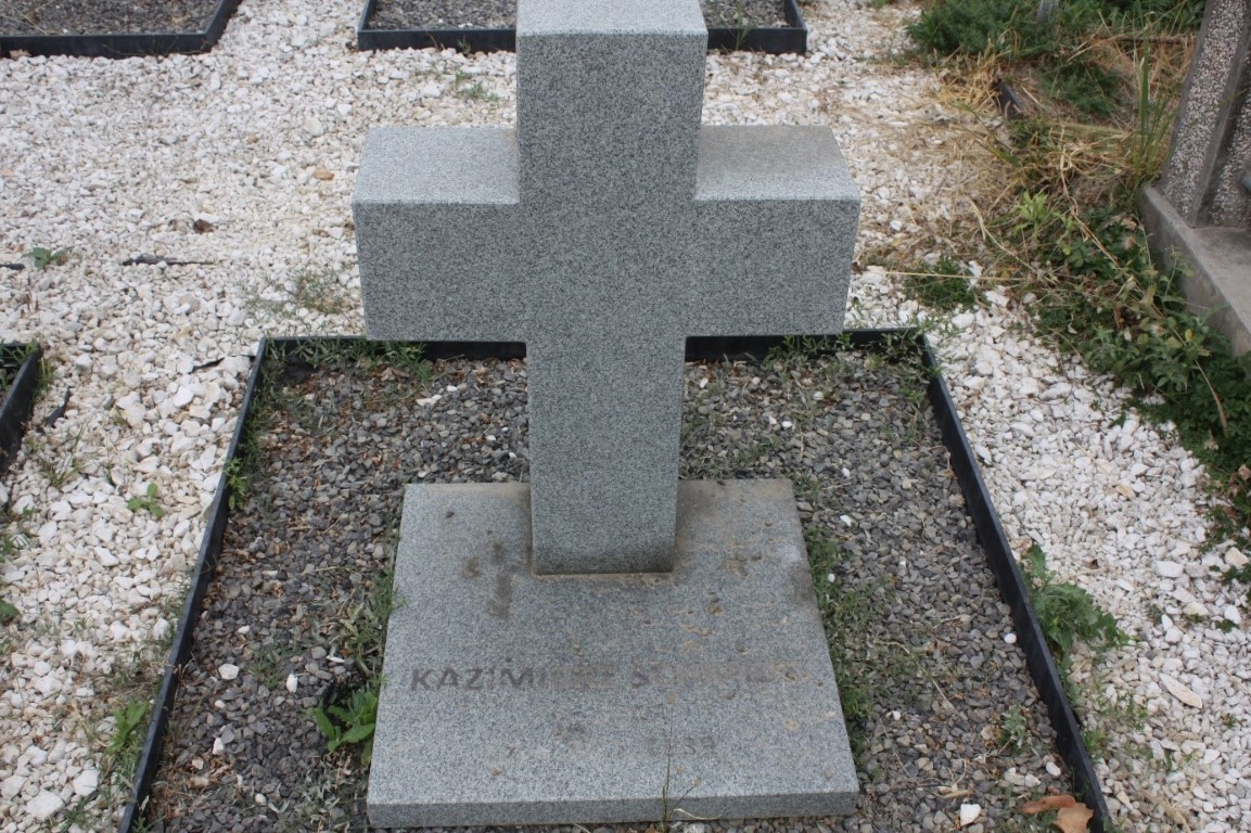 Kazimierz Schmidt, Groby żołnierzy polskich i uchodźców cywilnych z 1939 r. na lokalnym cmentarzu