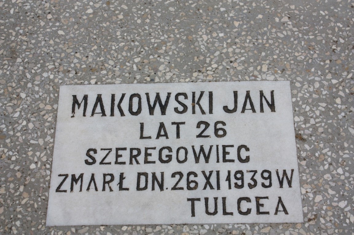 Jan Makowski, Groby internowanych w 1939 r. polskich żołnierzy na cmentarzu Eternitatea