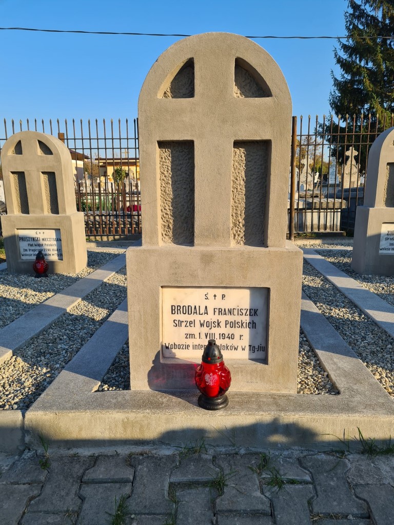 Franciszek Brodala, Graves of 17 Polish soldiers interned in 1939