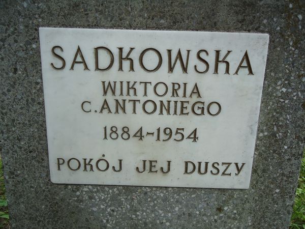 Fragment  nagrobka Wiktorii Sadkowskiej z cmentarza na Rossie w Wilnie, stan z 2013 r.
