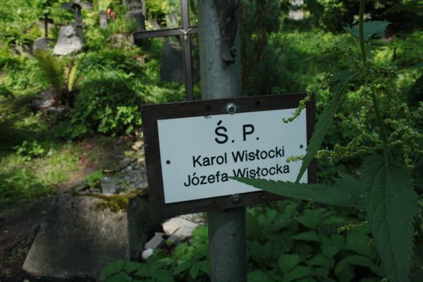 Фрагмент надгробка Юзефи та Кароля Віслоцьких на кладовищі На Россі у Вільнюсі, станом на 2013 рік