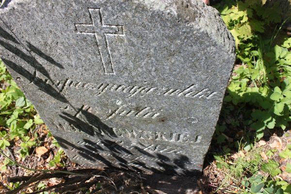 Fragment nagrobka Julii Wasilewskiej, cmentarz na Rossie w Wilnie, stan z 2013