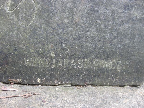 Sygnatura z nagrobka rodziny Dolińskich, cmentarz na Rossie w Wilnie, stan z 2013 r.