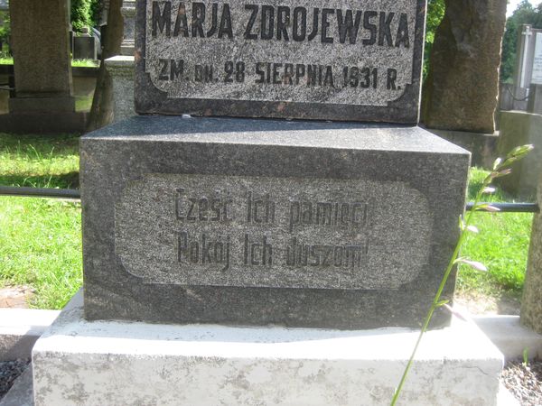 Напис з надгробка Марії та Михайла Здроєвських на кладовищі Росса у Вільнюсі, станом на 2013 рік.