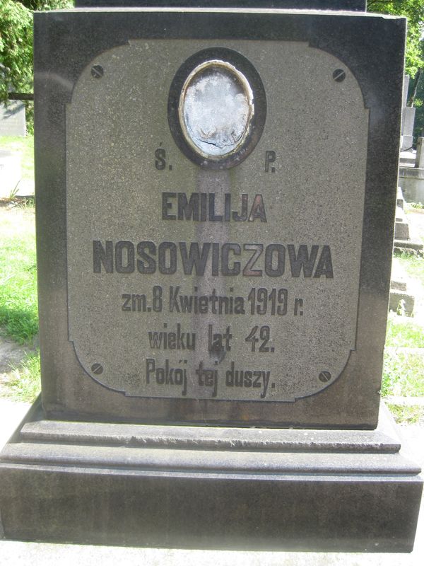 Inskrypcja z nagrobka Emilii i Henryka Nosowicz, cmentarz na Rossie w Wilnie, stan z 2013 r.