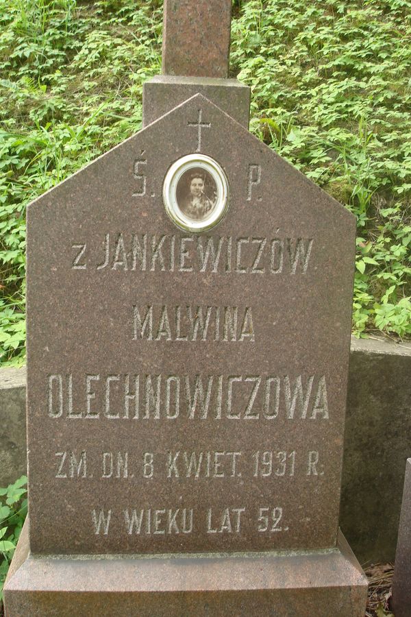Cokół na grobowcu Mikołaja i Malwiny Olechowiczów, cmentarz na Rossie w Wilnie, stan na rok 2013