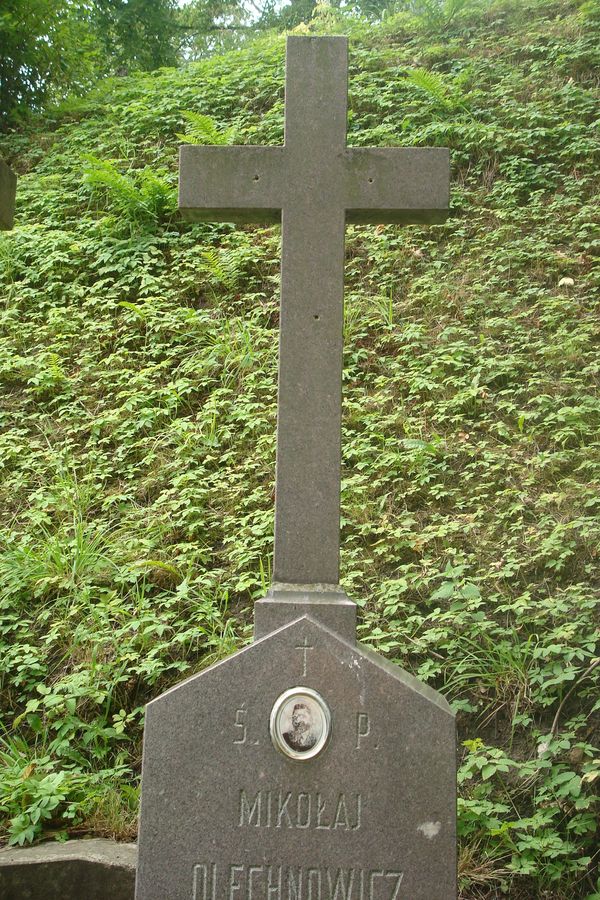 Krzyż na grobowcu Mikołaja i Malwiny Olechowiczów, cmentarz na Rossie w Wilnie, stan na rok 2013