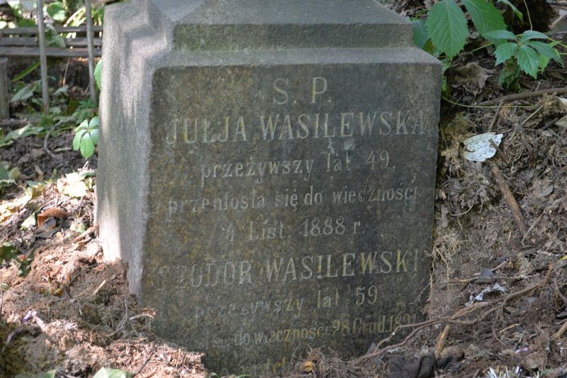 Napis z nagrobka Julii i Teodora Wasilewskich