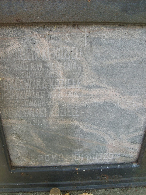 Fragment grobowca rodziny Poklewskich-Koziełłów, cmentarz Na Rossie w Wilnie, stan z 2013 r.