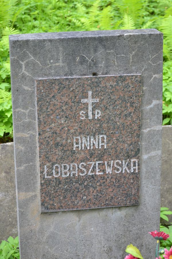Tablica inskrypcyjna z nagrobka Anny Łobaszewskiej, cmentarz Na Rossie w Wilnie, stan z 2013 roku
