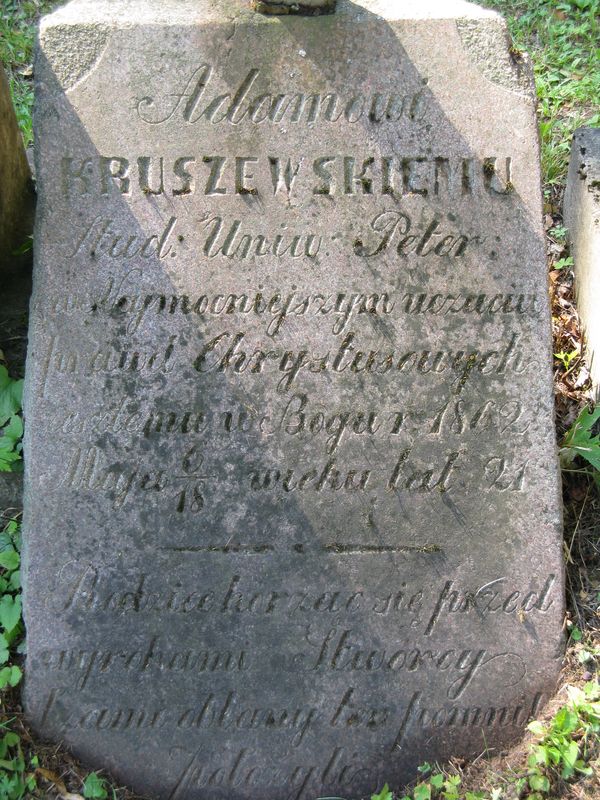 Inskrypcja z nagrobka Adama Kruszewskiego, cmentarz na Rossie w Wilnie, stan z 2013 r.