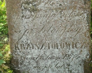 Nagrobek Klotyldy Krzysztofowicz o nieregularnym kształcie, pokryty mchem. Na froncie widoczna inskrypcja ryta.