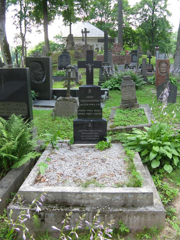Nagrobek Józefa Łokuciejewskiego i Lucyny Tomaszewskiej, cmentarz na Rossie w Wilnie, stan z 2013 r.