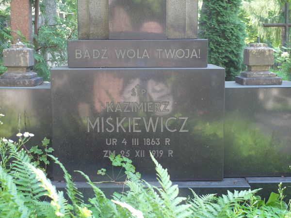 Fragment nagrobka Kazimierza Miśkiewicza, cmentarz na Rossie w Wilnie, stan z 2013 r.