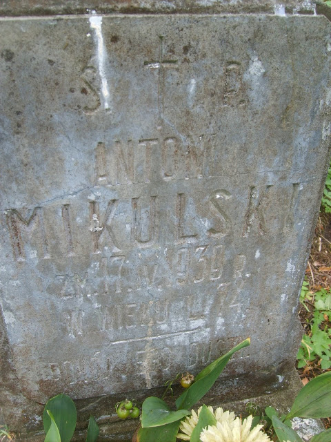 Fragment of Antoni Mikulski's tombstone, Na Rossie cemetery in Vilnius, as of 2013.