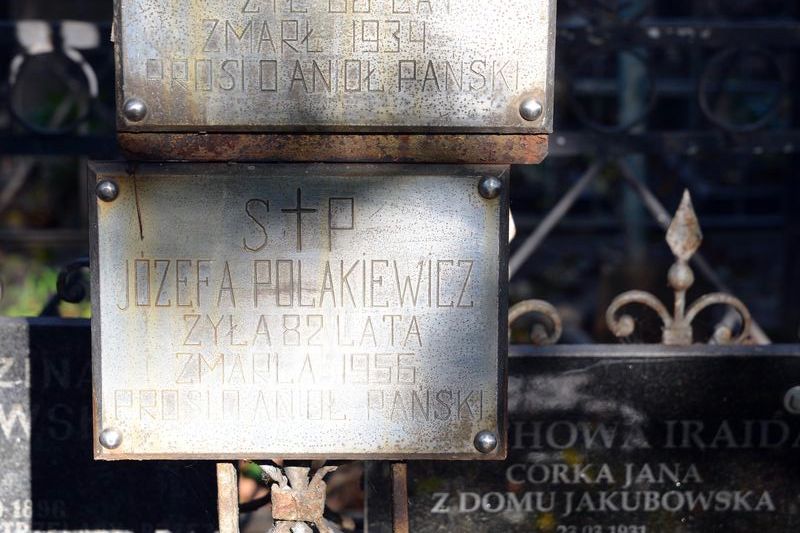 Napis z nagrobka Antoniego i Józefa Polewiczów