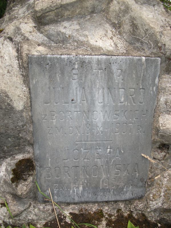 Tombstone of Józefa Bortnowska and Julia Undro, Ross cemetery in Vilnius, as of 2013.