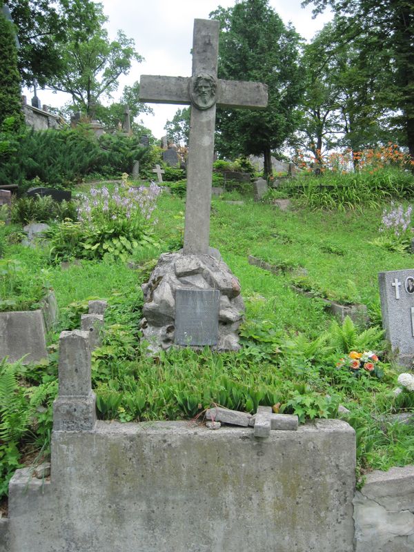 Tombstone of Józefa Bortnowska and Julia Undro, Ross cemetery in Vilnius, as of 2013.