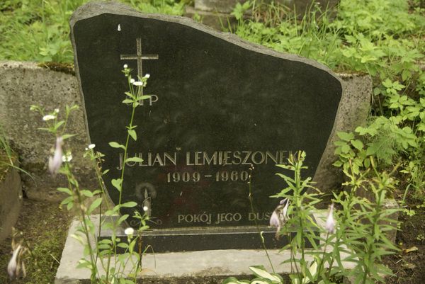 Inscription on the gravestone of Julian Lemieszonek, Ross Cemetery in Vilnius, as of 2013