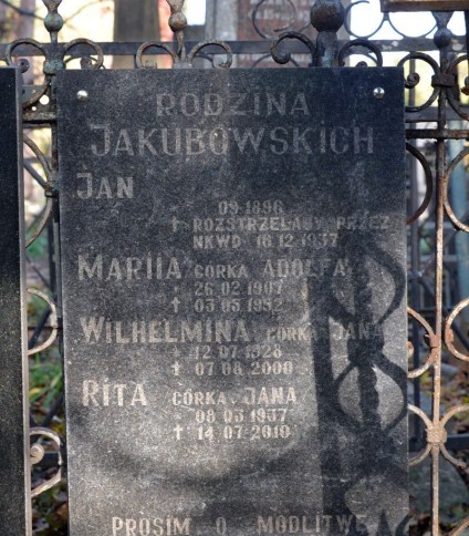 Napis z nagrobka rodziny Jakubowskich
