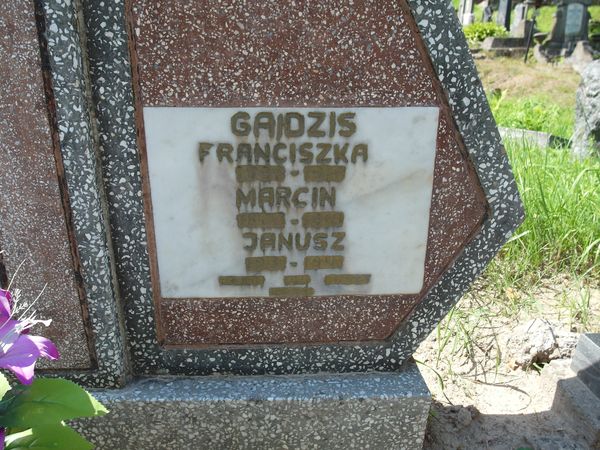 Inskrypcja na steli nagrobka rodziny Gaidzisów, cmentarz na Rossie w Wilnie, stan na rok 2013