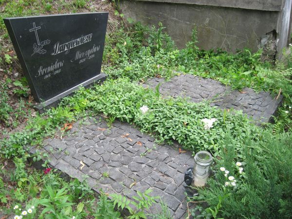 Tombstone of Bronislaw and Mieczyslaw Dargiewicz, Ross cemetery in Vilnius, as of 2013.