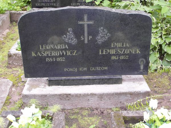 Inscription on the gravestone of Leonarda Kasperowicz and Emilia Lemieszonek, Rossa cemetery in Vilnius, as of 2013